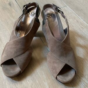 Sofft gray suede straps heels